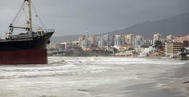 Un mercante queda varado en una playa de Algeciras debido al temporal