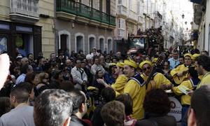 La lluvia da una tregua a los tangos para despedir un Carnaval pasado por agua