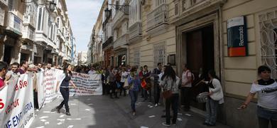 Ms de 200 personas exigen la Escuela de Enfermera ante el rectorado de la UCA