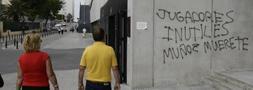 Pintadas contra Muoz y los jugadores en Carranza