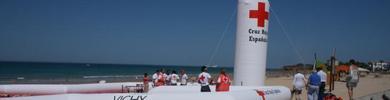 Una cruz roja hinchable gigante alertar en las playas de los riesgos veraniegos