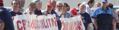 Las trabajadores del CBC reciben con pancartas a la directiva de Airbus