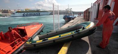 Rescatados frente a Tarifa y Algeciras once subsaharianos en lanchas de juguete