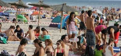 Los jvenes toman la playa de La Victoria frente a las familias, menos que otros aos