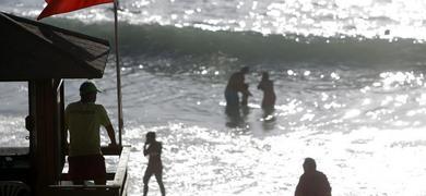 La fuerte resaca activa la bandera roja en las playas