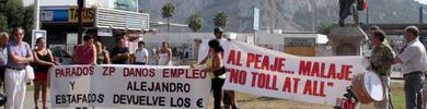 Alrededor de medio centenar de personas se concentran frente a la frontera de Gibraltar en contra del peaje