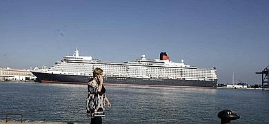 El 'Queen Elizabeth' hace su primera escala en Cdiz