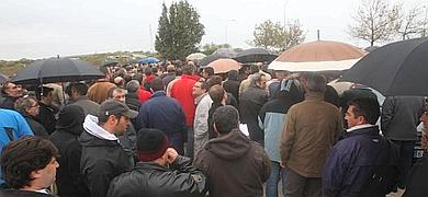 asamblea ante la puerta de la factora puertorrealea 