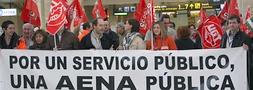 Primera protesta de la plantilla por la privatizacin del aeropuerto