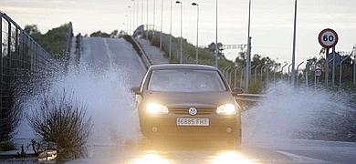 Cuatro carreteras permanecen cortadas en Cdiz