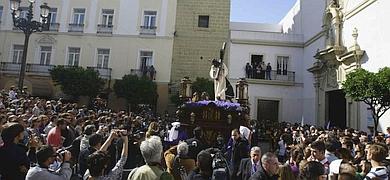 La plaza de San Francisco se entrega al Nazareno del Amor