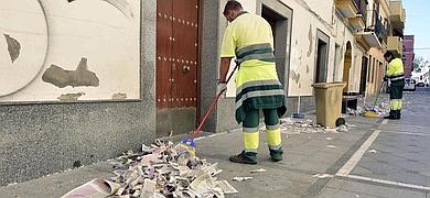 Los trabajadores han empezado a recoger la basura. | ESTEBAN