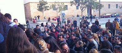 Ms de 1000 gaditanos luchan por un plaza de administrativo en la Junta de Andaluca