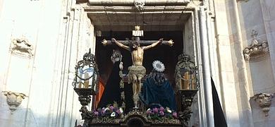 La lluvia da una tregua en Cdiz y las cinco cofradas del Martes Santo salen