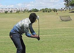 Los jugadores del Cdiz se divierten jugando al golf