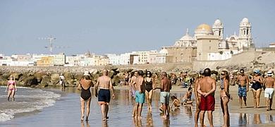 La temporada media de playa comienza este sbado en Cdiz con ms servicios