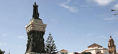 Comienza el traslado del monumento a Moret con el visto bueno de Cultura al respetar su altura