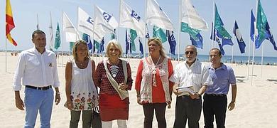 Las banderas azules ya ondean en las playas de La Victoria y La Caleta