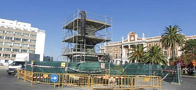 La estatua de Moret deja de presidir la plaza de Sevilla y se traslada a San Juan de Dios