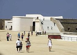 El Castillo de San Sebastin se luce para los gaditanos