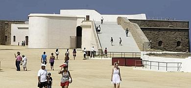 El Castillo de San Sebastin se luce para los gaditanos