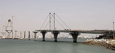 Las gabarras ya tiran del segundo puente sobre la Baha