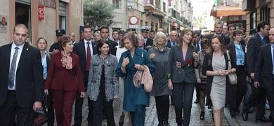 La Reina y las primeras damas disfrutan del arte, los caballos y el vino