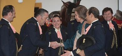 La Reina y las primeras damas disfrutan del arte, los caballos y el vino