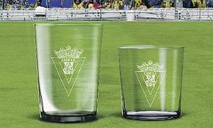 LA VOZ le ofrece una coleccin de 24 vasos con el escudo del Cdiz