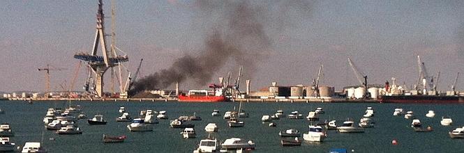 Herido un grusta en un incendio en el muelle del Bajo de la Cabezuela