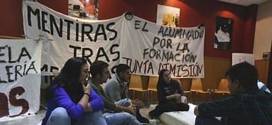 Contina el encierro de los alumnos de la Escuela de Hostelera porque la Junta sigue sin dar soluciones