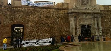 Toque de atencin de los trabajadores de Navantia ante las Puertas de Tierra