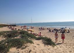 El buen tiempo empuja a los gaditanos a la playa