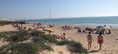 El buen tiempo empuja a los gaditanos a la playa