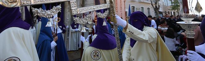 Lunes Santo bajo el peso de la Cruz