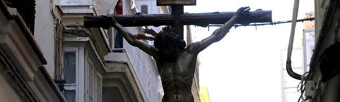 Lunes Santo bajo el peso de la Cruz