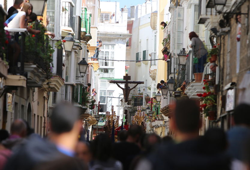 Lunes Santo bajo el peso de la Cruz