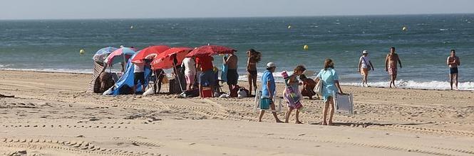 El levante devuelve la normalidad a la playa