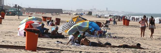 El levante devuelve la normalidad a la playa