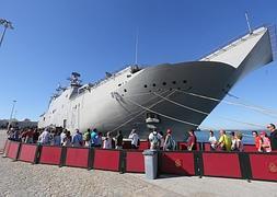 Los gaditanos visitan el buque 'Juan Carlos I'