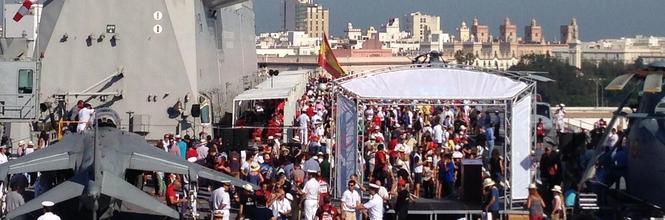 Arranca la tercera etapa de la Vuelta Ciclista a Espaa desde el espectacular buque 'Juan Carlos I'