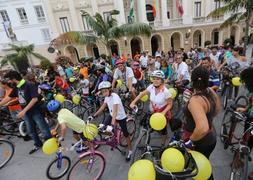 ciclistas se manifiestan en Cdiz por una movilidad sostenible