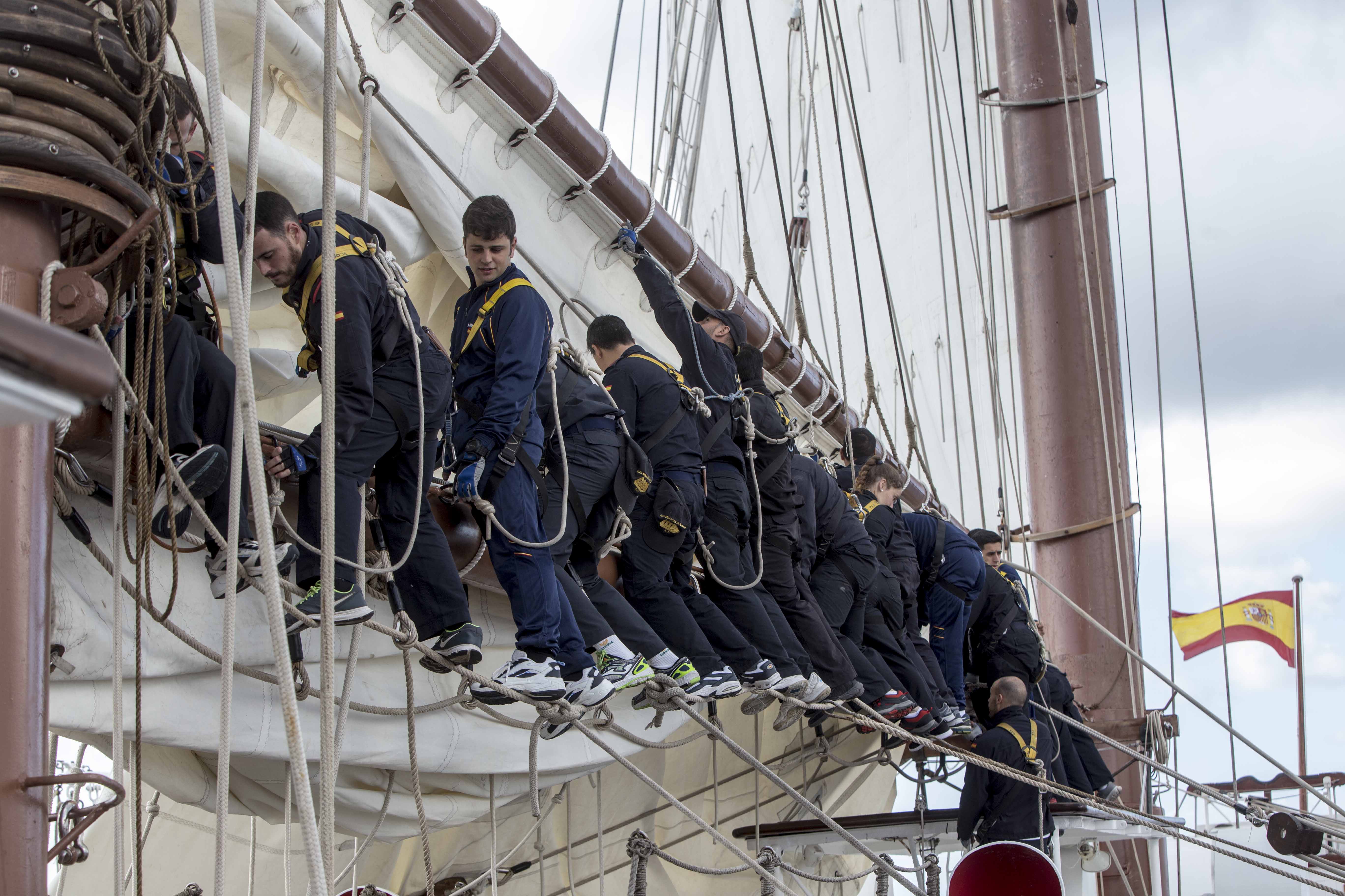 Casi 30 marineros del Elcano estudian para guardia civil o suboficial