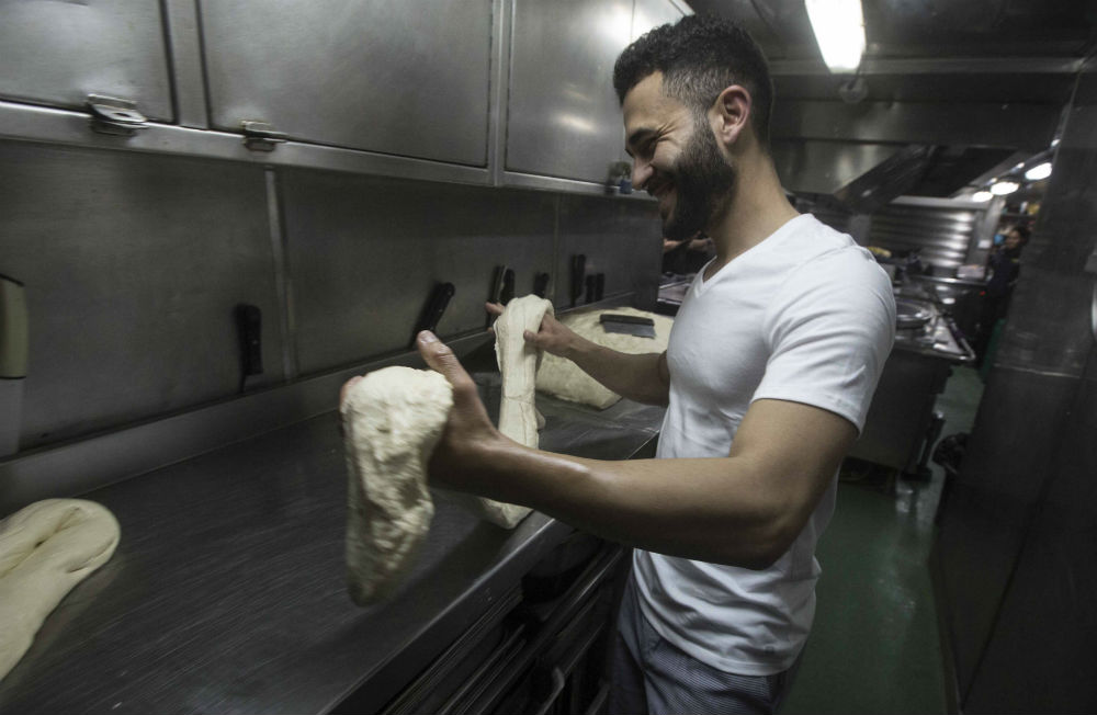 Panadería, lavandería y vigilancia son algunas de las labores nocturnas que se realizan en Elcano