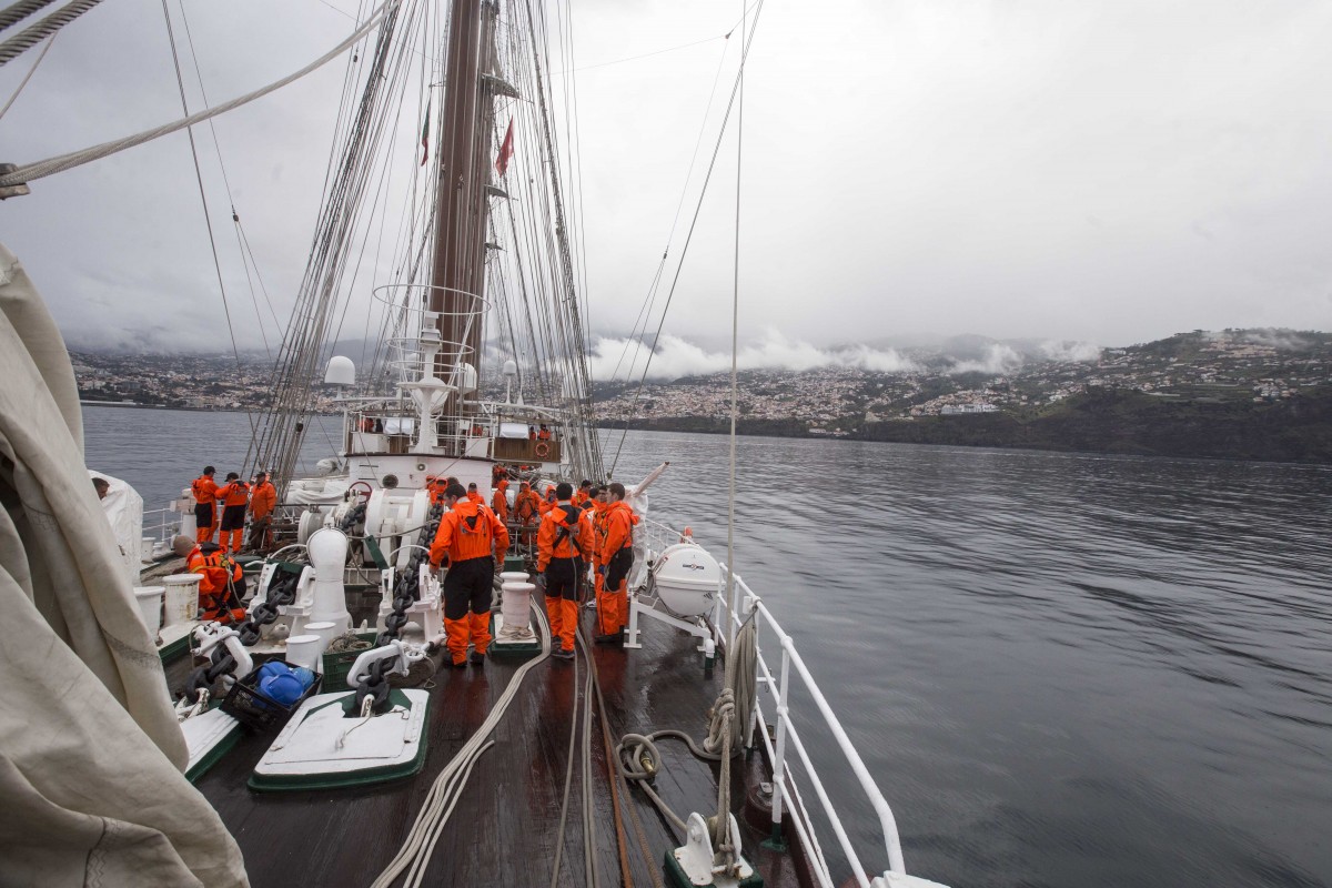 El Juan Sebastián de Elcano saliendo del puerto portugués de Funchal. Foto: Antonio Vázquez