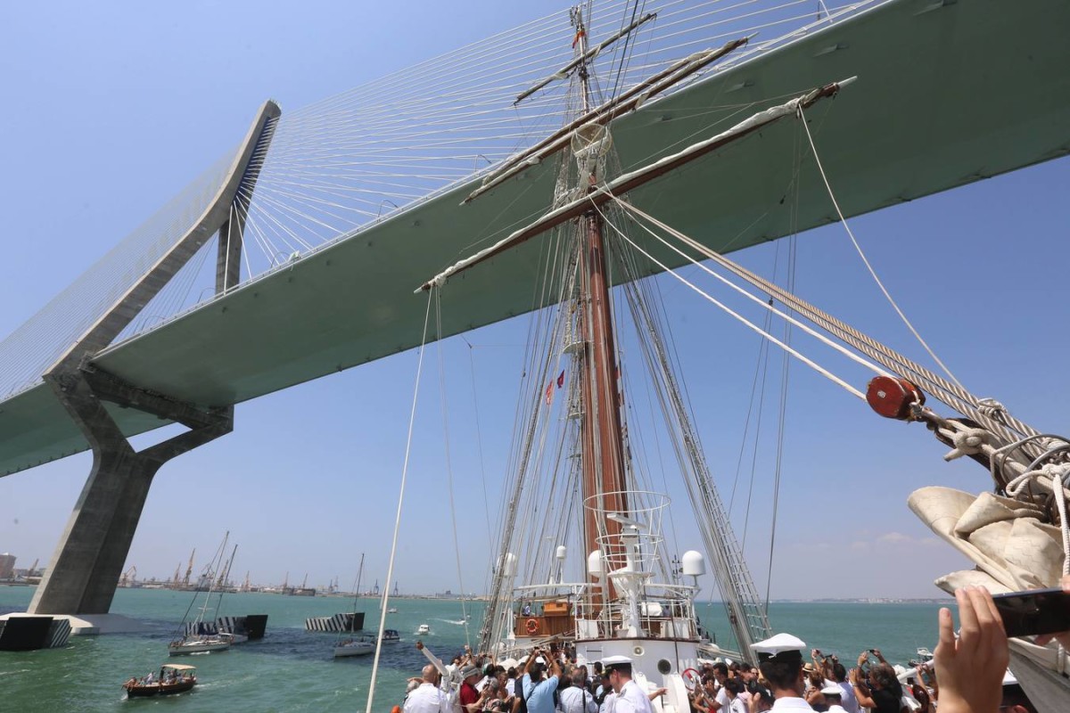 El Elcano a su paso por debajo del segundo puente. Foto: Antonio Vázquez