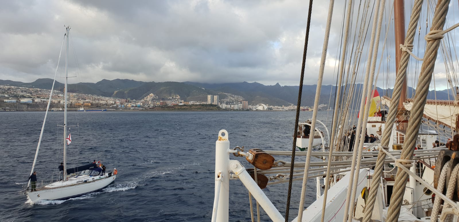 El Juan Sebastián de Elcano inicia el cruce del Atlántico