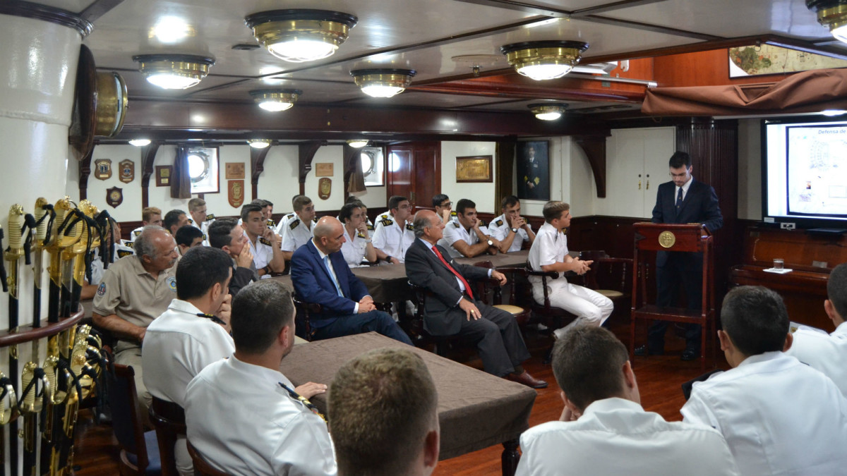 Conferencia a bordo. Foto: Armada Española