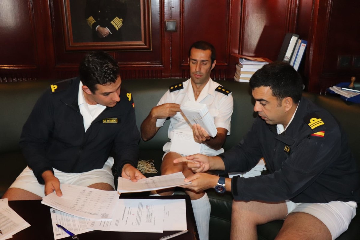 Tres oficiales del barco controlando la recepción de los votos a bordo. Foto: Armada Española